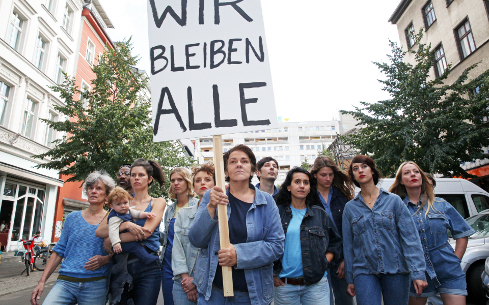 © Dorothea Tuch Eine Gruppe von Mieter*innen, die auf der Straße protestieren.